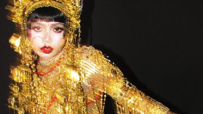 Lisa Jadi Wanita Emas Halloween Jelang Konser di Jakarta