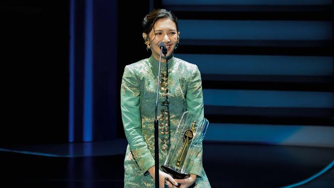 6 Gaya Sheila Dara Aisha dengan Busana Sapto Djojokartiko di FFI 2025, Songket Bali Emas