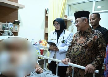 Jenguk Korban Ledakan Sekolah, Pesan Mendikdasmen untuk Guru dan Siswa
