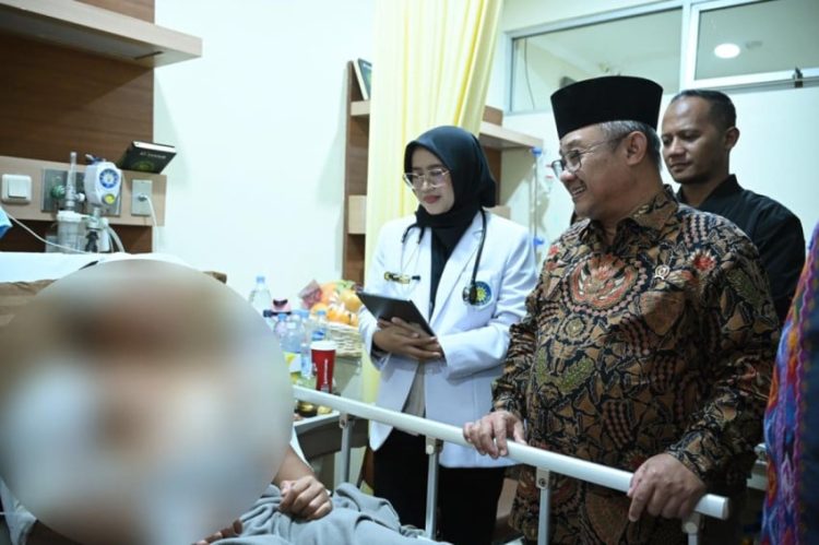 Jenguk Korban Ledakan Sekolah, Pesan Mendikdasmen untuk Guru dan Siswa