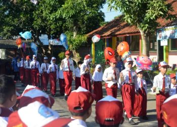 Filosofi Warna Merah-Putih, Biru-Putih, dan Abu-Abu