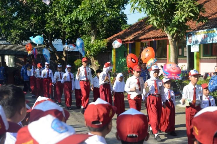 Filosofi Warna Merah-Putih, Biru-Putih, dan Abu-Abu
