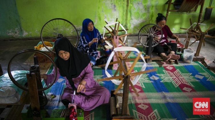 Tenun yang Berwarna di Garut