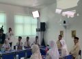 Tinjau Penggunaan Smartboard di SMPN 4 Bekasi untuk Digitalisasi Pendidikan Inklusif