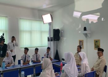 Tinjau Penggunaan Smartboard di SMPN 4 Bekasi untuk Digitalisasi Pendidikan Inklusif