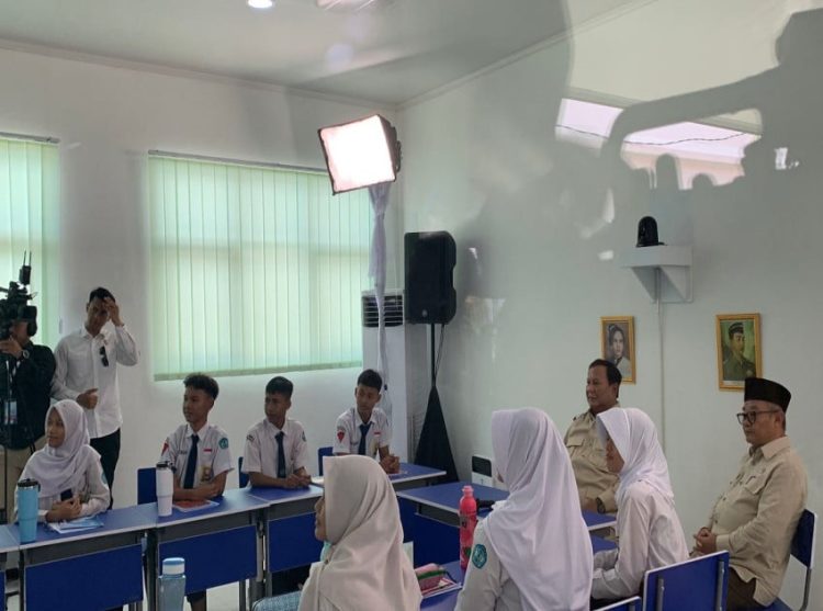 Tinjau Penggunaan Smartboard di SMPN 4 Bekasi untuk Digitalisasi Pendidikan Inklusif