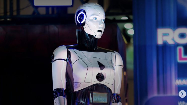 Robot Humanoid AI Buatan Anak Bangsa Menjadi Petugas Layanan Pelanggan di Mal