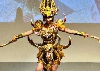 Salma Anggita Menangis Haru Bawa Kostum Budaya Tana Toraja ke Miss Cosmo 2025 Top 17