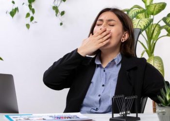 11 Cara Menghindari Ngantuk Usai Makan Siang Tanpa Mengandalkan Kopi