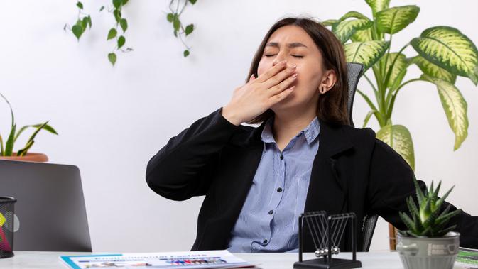 11 Cara Menghindari Ngantuk Usai Makan Siang Tanpa Mengandalkan Kopi