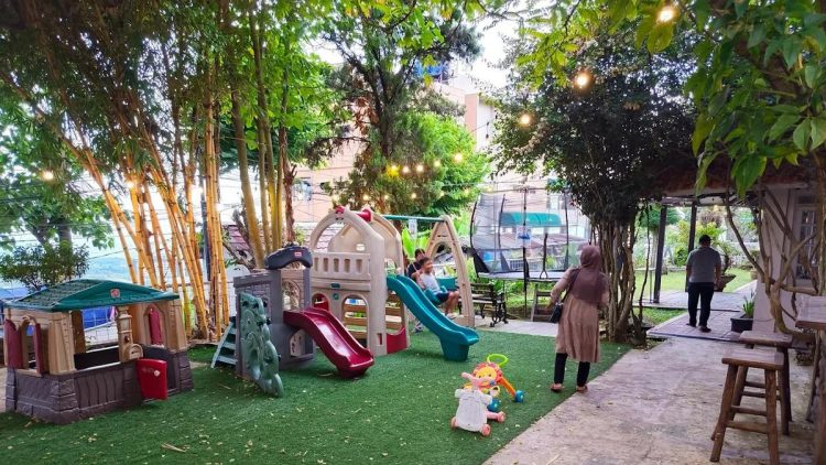 28 Tempat Makan Siang di Bandung Ramah Anak dengan Playground untuk Keluarga Asyik