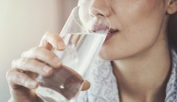 Minum Air Putih untuk Menurunkan Tekanan Darah Tinggi
