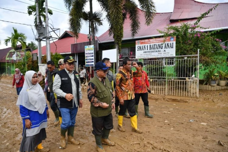 Bantuan Pendidikan untuk Sekolah Terdampak Bencana di Sumbar dari Mendikdasmen