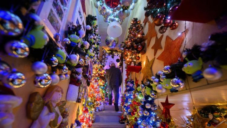 Rumah di Jerman Pecahkan Rekor dengan 621 Pohon Natal Terpasang
