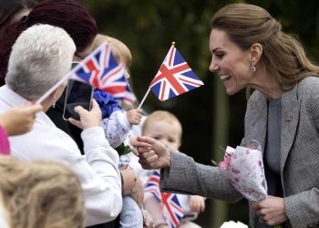 6 Gaya Pakaian Ngantor Kate Middleton yang Mudah Ditiru untuk Semua Orang