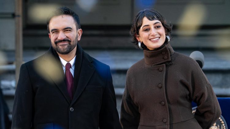 Elegan Rama Duwaji Dampingi Zohran Mamdani Disumpah Bawah Al-Qur’an Sebagai Wali Kota Muslim New York