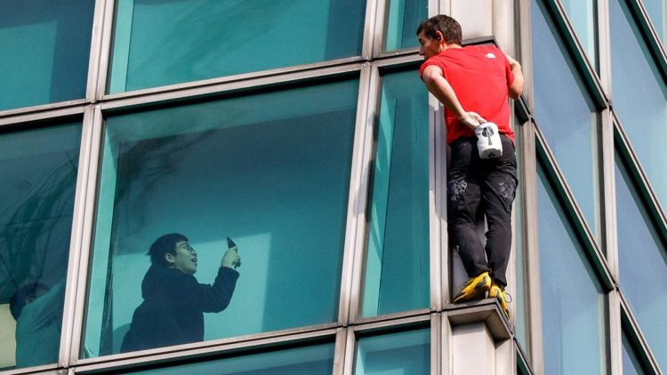 Aksi Berani Alex Honnold Panjat Gedung Tertinggi Taiwan