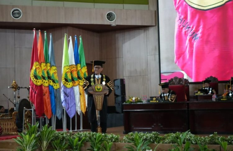 Wisuda UNEJ Periode VIII 2025 2026, Rektor Tekankan Pentingnya Pembelajaran Sepanjang Hayat dan Kolaborasi